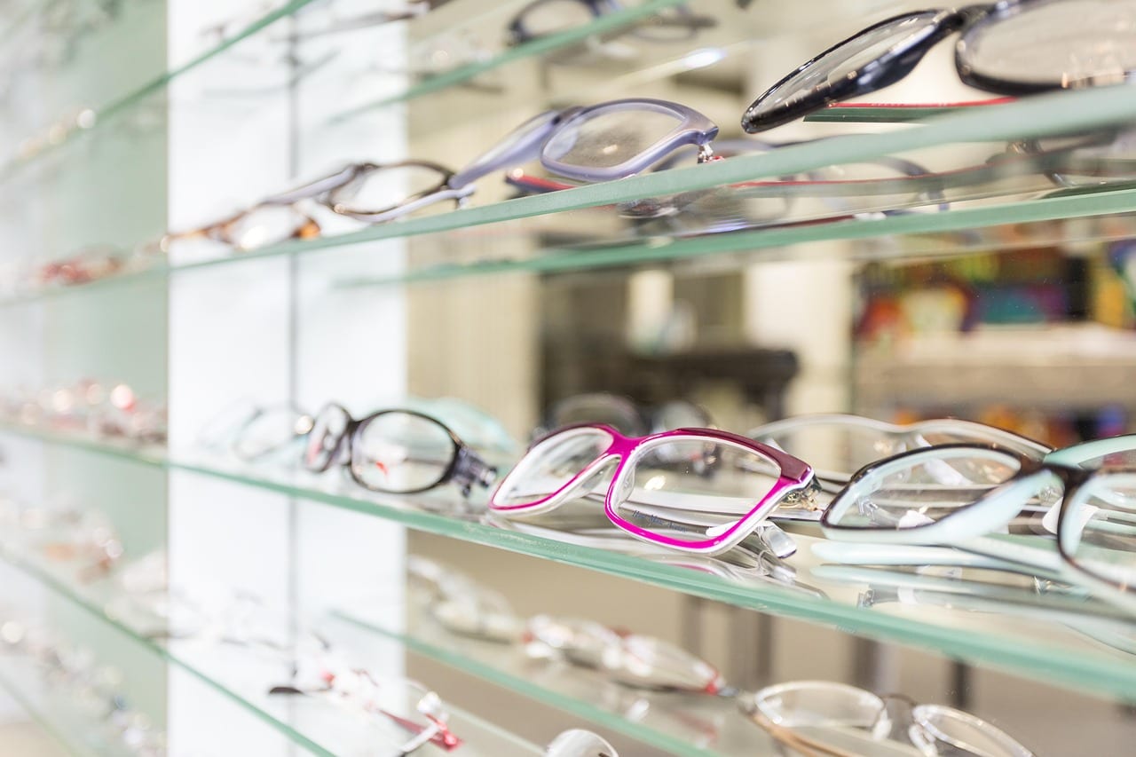 Occhiali in esposizione in un'ottica: il concept Bit Bros di un sito web per attività locali