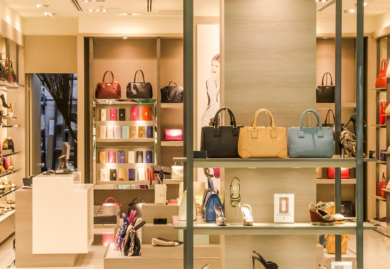 Interno di una boutique con borse e scarpe in vetrina, esempio di sito per un negozio